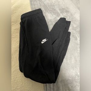 Nike Sportswear Essential sweatpants